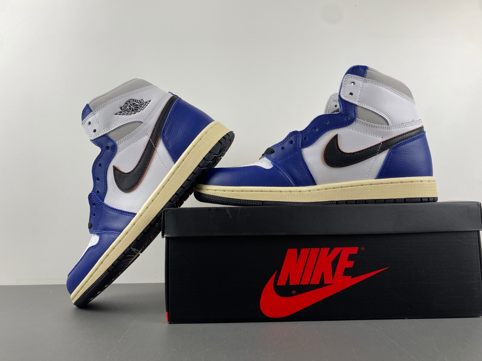 Air Jordan 1 Retro High OG "Deep Royal Blue" DZ5485-100