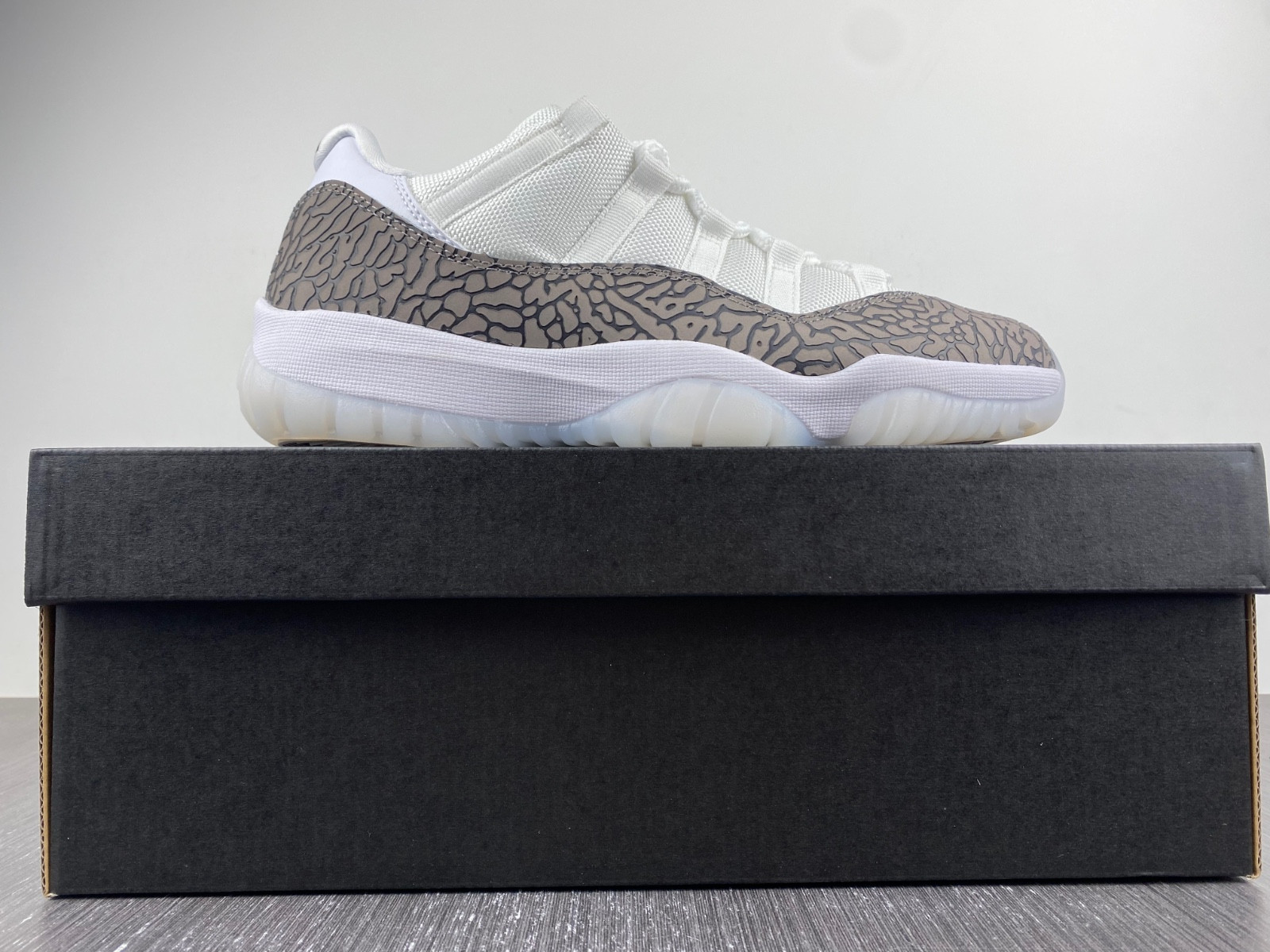 Air Jordan 11 Low Cement Grey AV2187-140