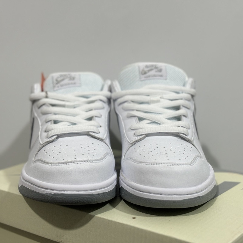 S*prem* x nike sb dunk low white / metallic silver-white hq8487-100