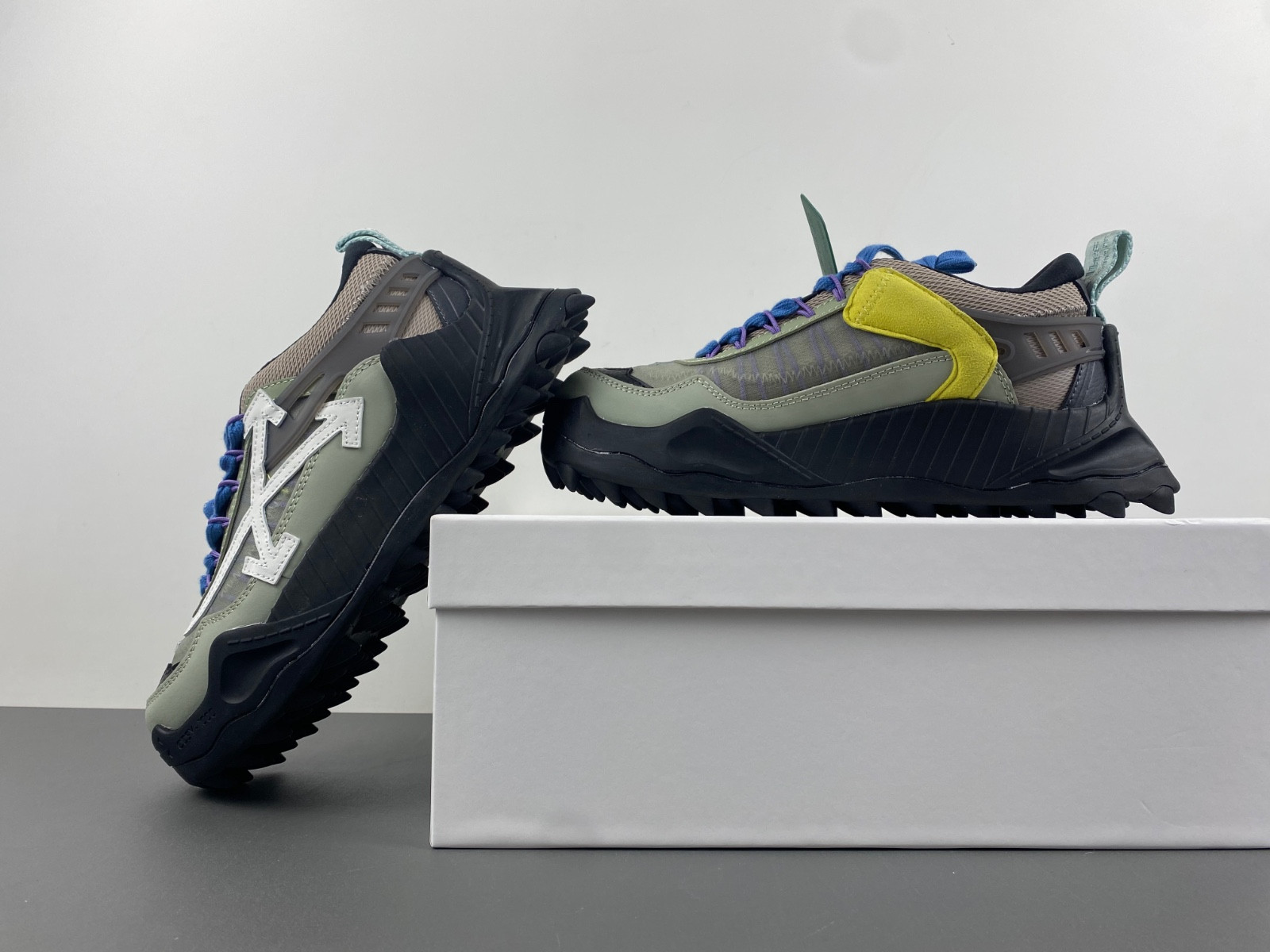 OW C/O ODSY-1000 SPORTS SHOES