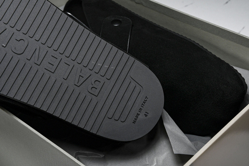 Ba*len*cia*ga Ba*len*cia*ga black ‘sunday’ suede slides