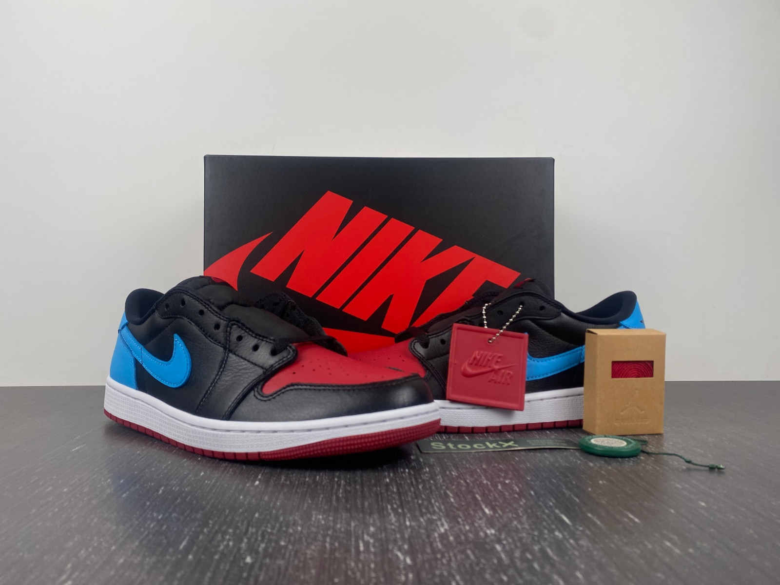 Air Jordan 1 Low OG UNC to Chicago CZ0775-046