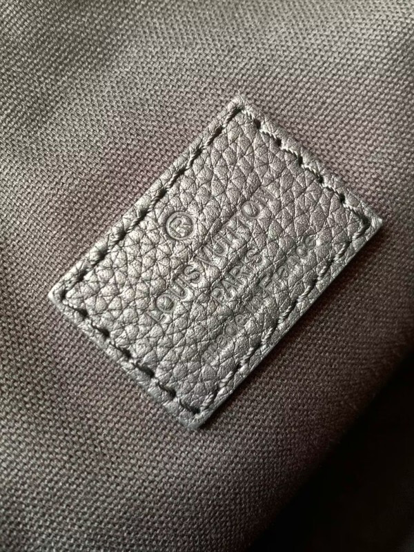 l0vis Vvtt0n hobo cargo