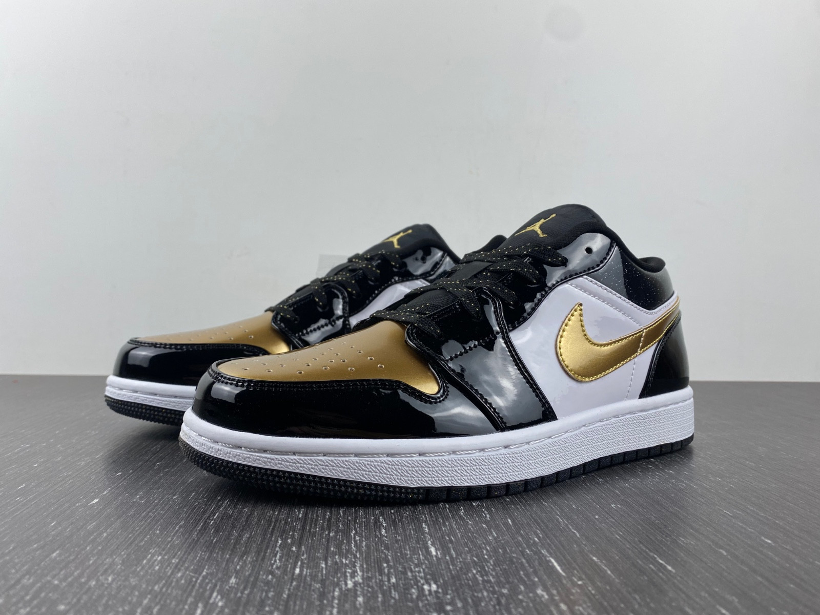 Jordan 1 Low SE Gold Toe (GS) - DR6970-071