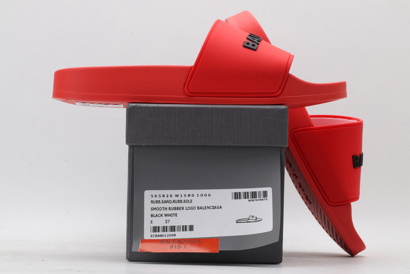 Ba*len*cia*ga red slides