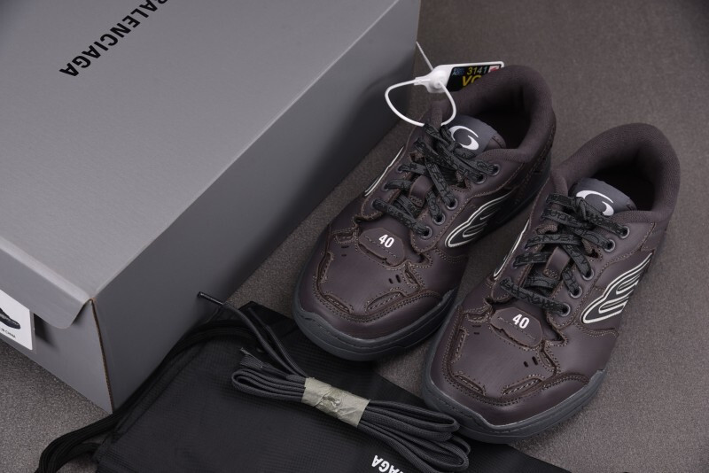 Ba1en*iaga hamptons worn-out